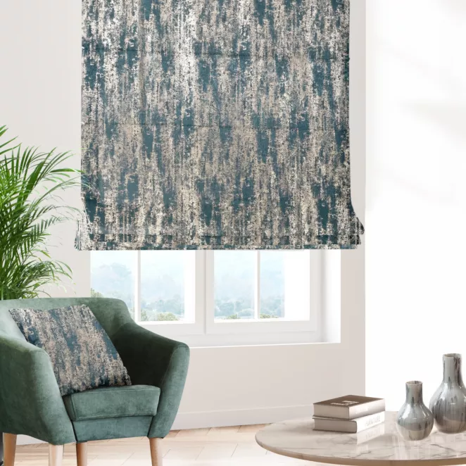 Roleta rzymska ciemnoturkusowo złocista z grubej, welwetowej tkaniny z efektem przecieranego wzoru, zdobiona delikatnie połyskującym nadrukiem