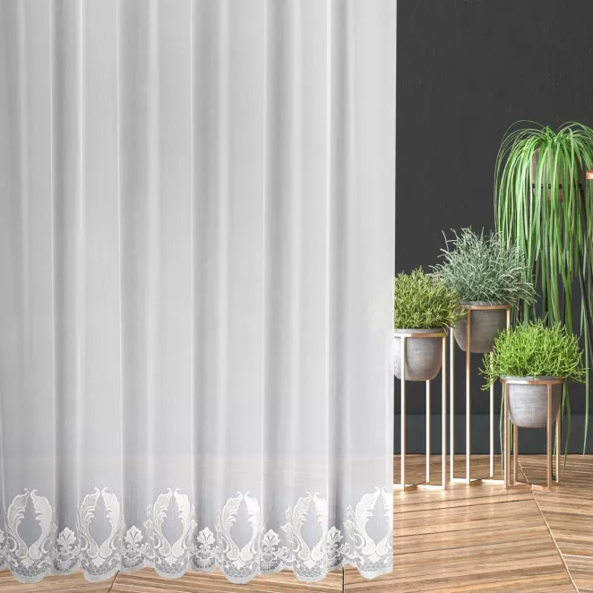 Firana szyta na taśmie 5 cm biało srebrzysta z tkaniny typu ADEN z delikatnym deszczykiem, zdobiona fantazyjnym haftem z dodatkiem welwetu Italissima Eva Minge