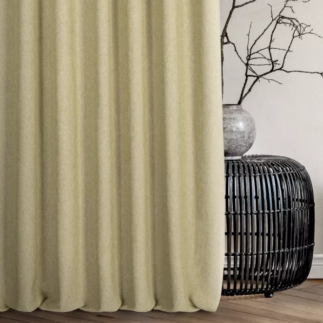 Zasłona szyta na taśmie 5 cm jasnozielono beżowa z tkaniny o grubym splocie i efektem melanżu