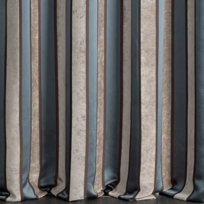 R236/1 Zasłona szyta na taśmie 5 cm turkusowo beżowa z żakardowej tkaniny ozdobionej szenilowymi pasami