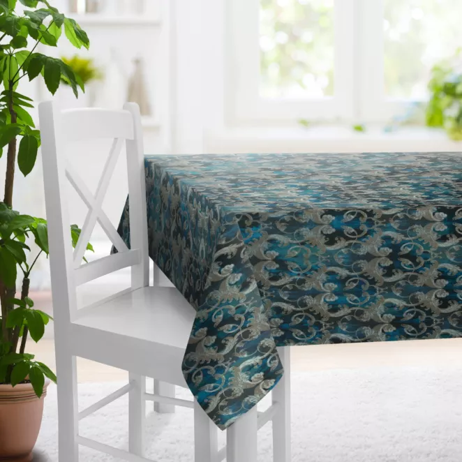 Obrus szyty ciemnoturkusowo srebrny z ekskluzywnej tkaniny z dużym ornamentowym wzorem Italissima Eva Minge