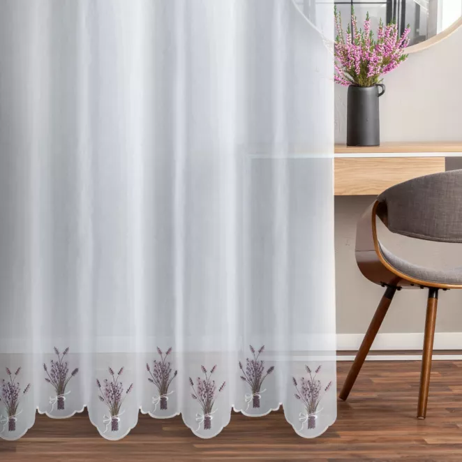 Firana szyta na taśmie 5 cm biało fioletowa z matowej tkaniny z efektem deszczyku, zdobionej haftem w kształcie lawendy