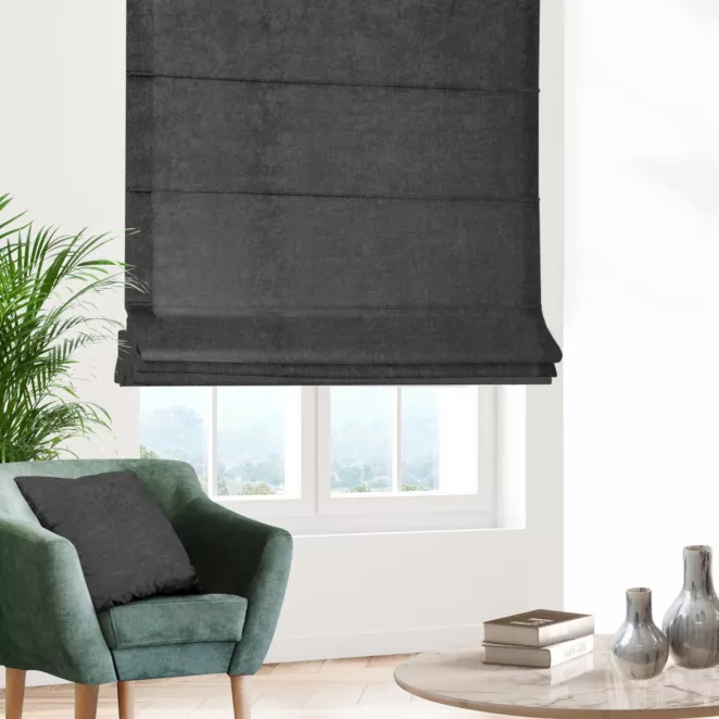 Roleta rzymska czarna z miękkiej tkaniny szenilowej typu dimout o naturalnym splocie