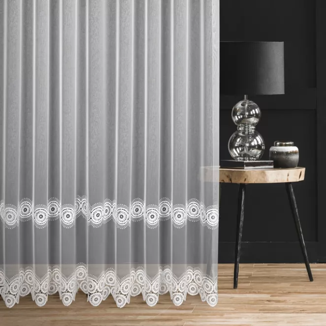 Firana szyta na taśmie 5 cm biała z gładkiej markizety zdobionej aplikacją o subtelnym połysku