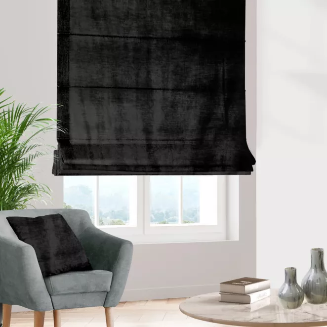 Roleta rzymska SAFARI 1 czarna z miękkiej welwetowej tkaniny z połyskiem i poziomym prążkiem