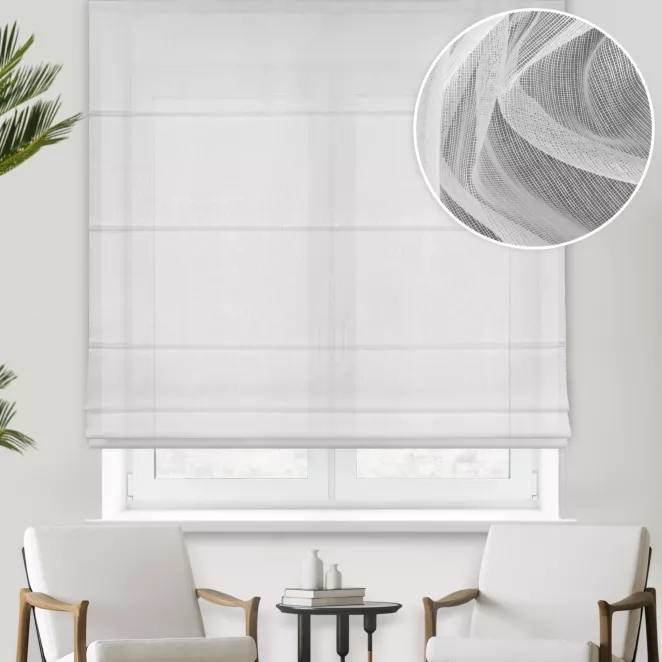 Roleta rzymska biała z miękkiej tkaniny o lekkim splocie i delikatnym połysku, wykończona obciążnikiem