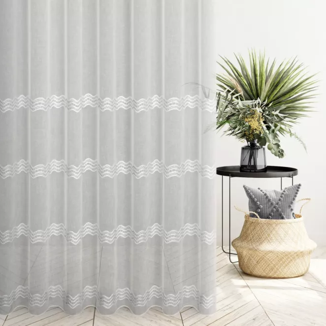 Firana szyta na taśmie fala kremowo popielata z miękkiej etaminy z poziomymi pasami haftu