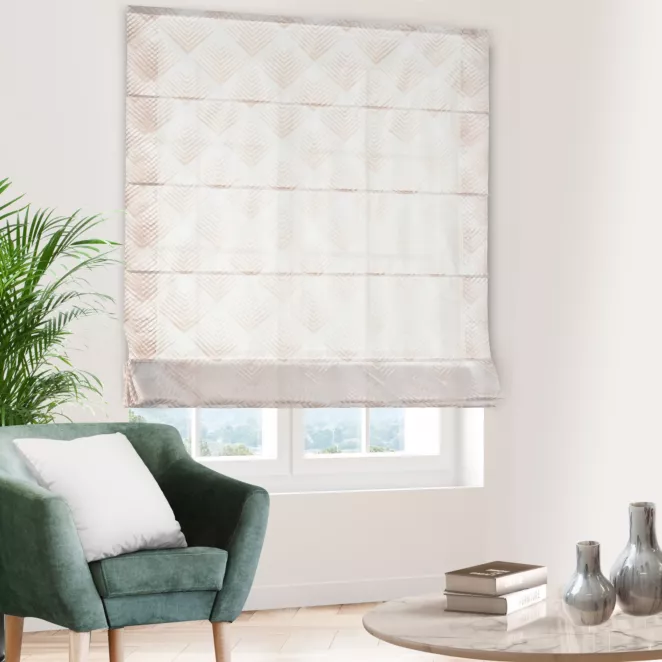 Roleta rzymska biało złota z tkaniny typu BATYST z delikatnie połyskującym, geometrycznym nadrukiem na całości tkaniny, wykończona obciążnikiem