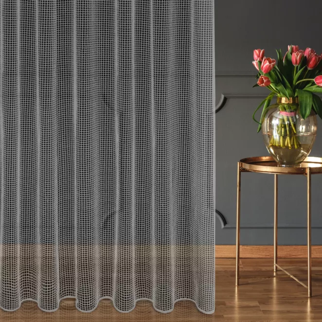 Firana szyta na taśmie 5 cm stalowa z luźno tkanej siatki szenilowej, delikatnej i miękkiej w dotyku, wykończona obciążnikiem