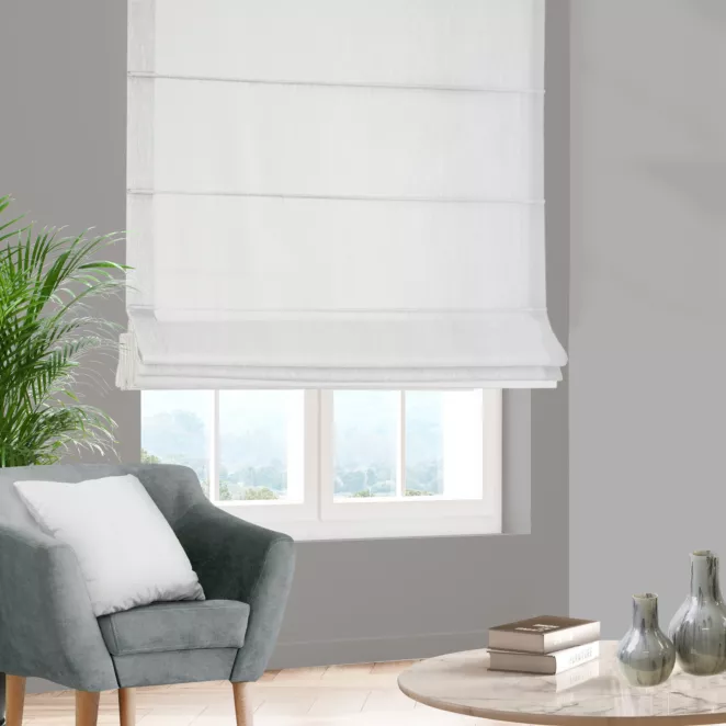 Roleta rzymska jasnokremowa z miękkiej tkaniny o naturalnym splocie w stylu ekologicznym