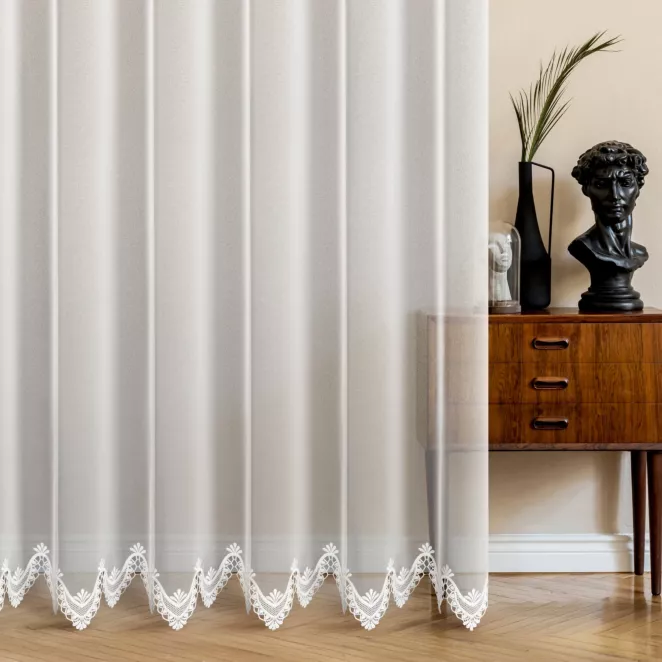Firana szyta na taśmie 5 cm kremowa z tkaniny typu markizeta zdobionej aplikacją