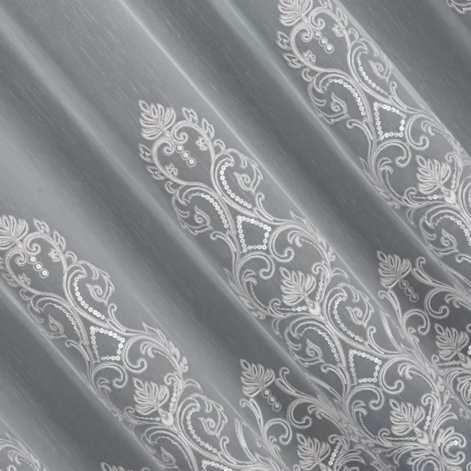 L147/5 Firana szyta na taśmie 5 cm biało srebrna z matowej, delikatnej tkaniny ADEN haftowanej w dwukolorowy, ornamentowy wzór