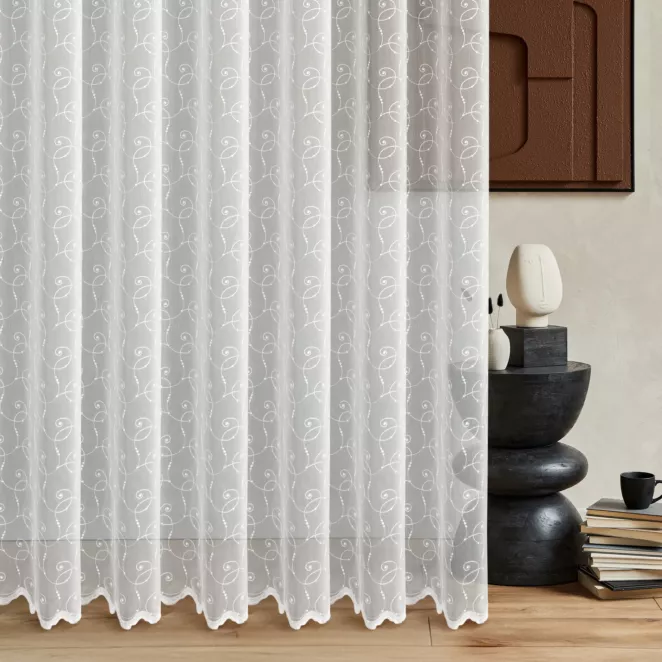 Firana szyta na taśmie 5 cm biała z tkaniny z efektem deszczyku, zdobionej fantazyjnym haftem po całości