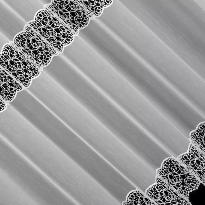 P286/3 Firana szyta na taśmie 5 cm biała z delikatnej tkaniny typu aden zdobiona aplikacją