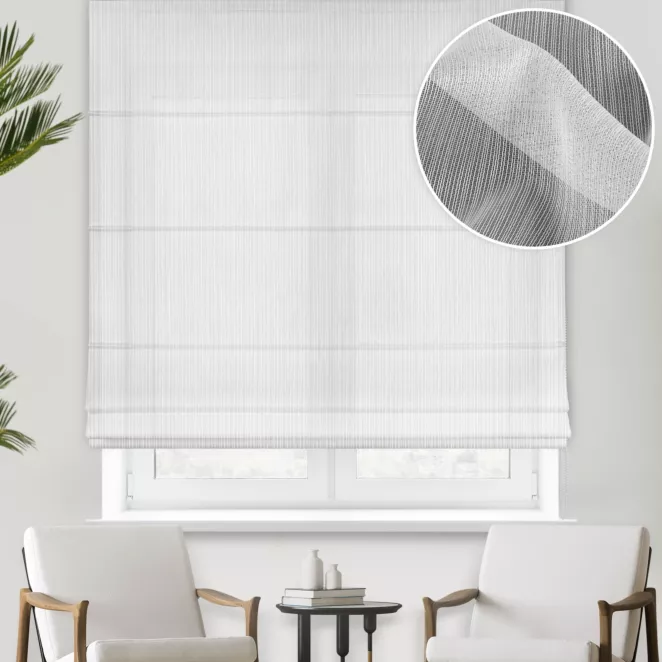 Roleta rzymska biała z delikatnej tkaniny typu deszczyk wykończona obciążnikiem