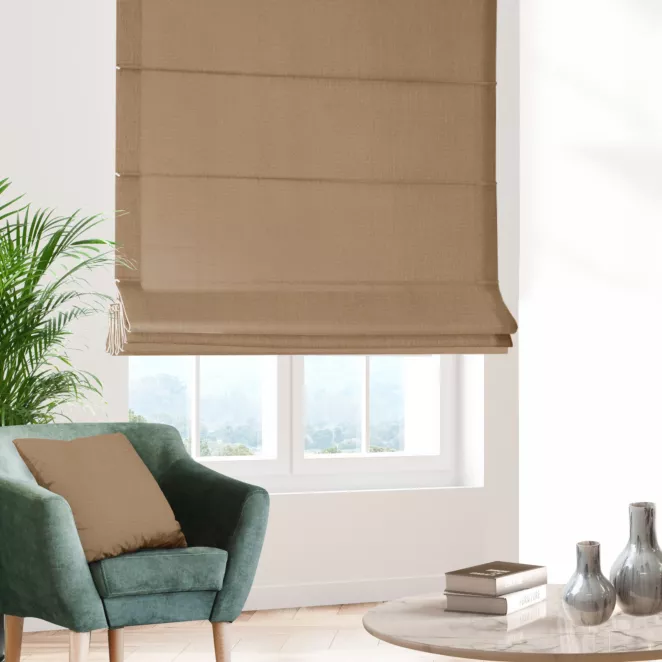 Roleta rzymska ciemnobeżowa z miękkiej, matowej tkaniny w drobny geometryczny wzór