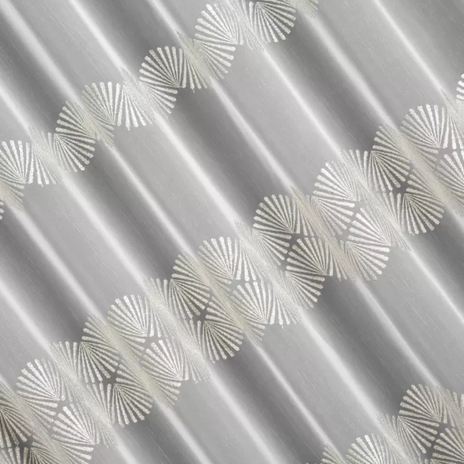 P252/2 Firana szyta na taśmie 5 cm biało szampańska z matowej tkaniny z trzema pasami haftowanymi we wzór geometryczny, wykończona obciążnikiem