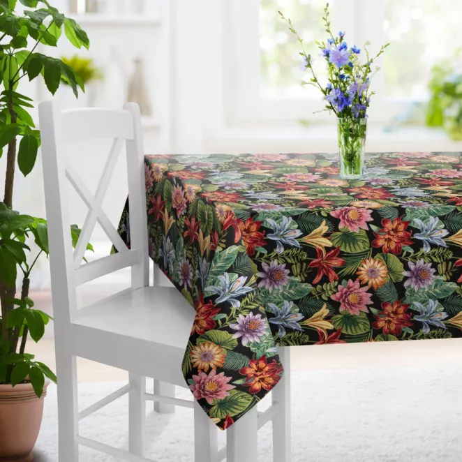 Obrus szyty czarno czerwony z tkaniny gobelinowej w kwiatowy wzór, zawierająca 45% bawełny