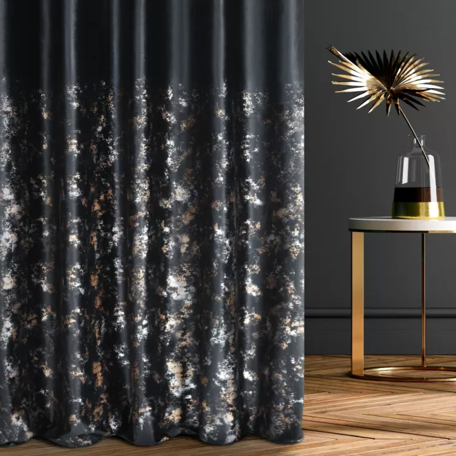 Zasłona szyta na taśmie 5 cm czarno szampańska z welwetowej tkaniny z błyszczącym nadrukiem od dołu