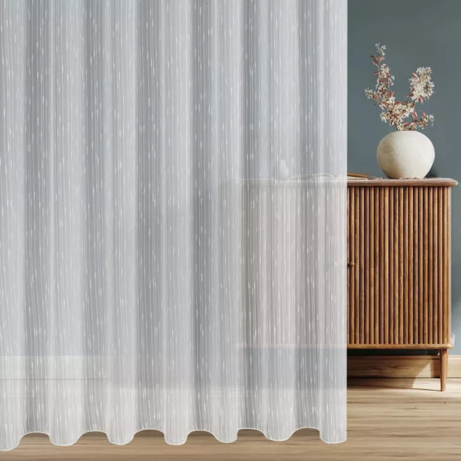 Firana szyta na taśmie 5 cm biała z tkaniny z efektem deszczyku w cienkie prążki, wykończona obciążnikiem