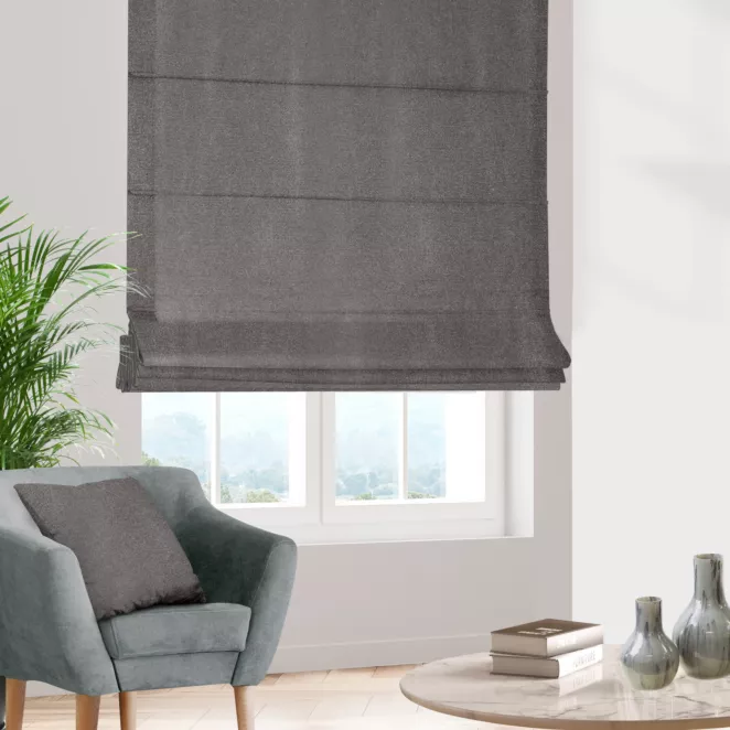 Roleta rzymska grafitowa z gładkiej, zaciemniającej tkaniny z wyraźnym splotem