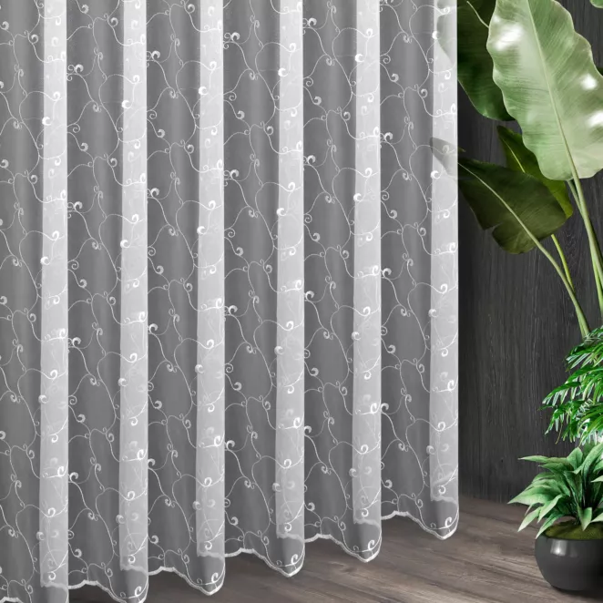 Tkanina firanowa lekka mikrosiateczka z połyskiem i z delikatnym haftem na całości