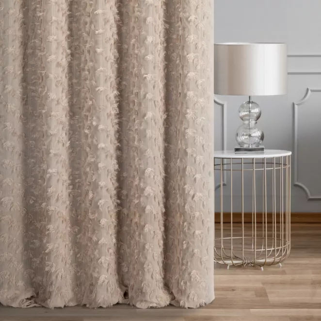 Zasłona szyta na taśmie 5 cm beżowa z delikatnej tkaniny z aplikacją i haftem