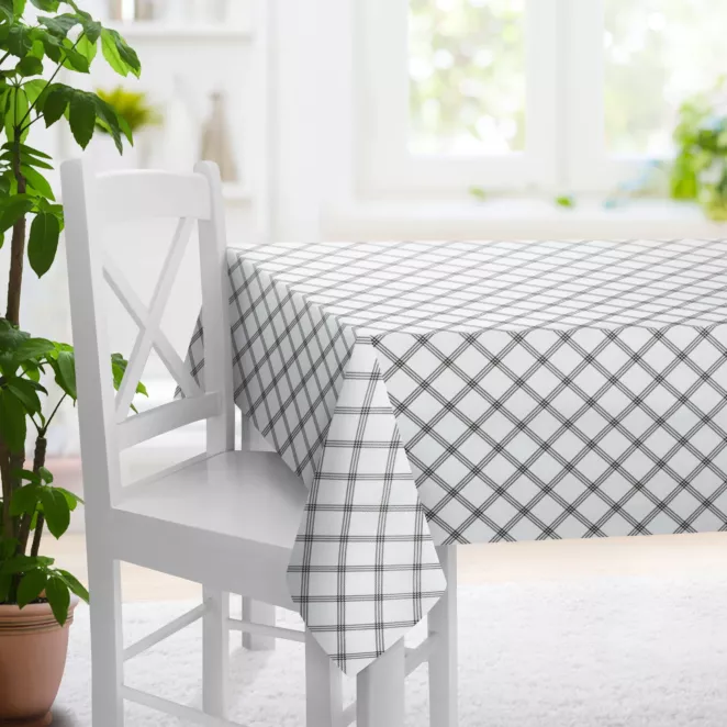 Obrus szyty biało czarny z miękkiej tkaniny z nadrukiem w kratę