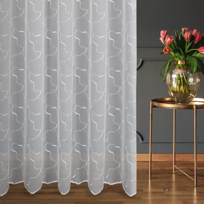 Firana szyta na taśmie 5 cm biała z matowej tkaniny typu ADEN z efektem deszczyku, zdobionej oryginalnym haftem