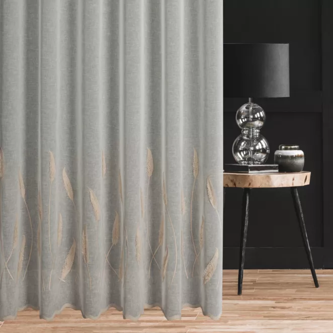 Firana szyta na taśmie 5 cm naturalna z matowej etaminy haftowanej w roślinny wzór