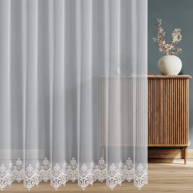 Firana szyta na taśmie 5 cm biała z miękkiej, matowej tkaniny ozdobionej aplikacją z wzorem fantazyjnym
