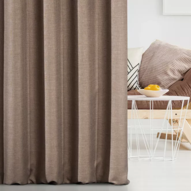 Zasłona szyta na taśmie 5 cm jasnobrązowa z tkaniny zaciemniającej typu dimout o naturalnym splocie, z efektem melanżu