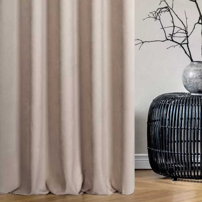 Zasłona szyta na taśmie 5 cm jasnobeżowa z miękkiej tkaniny o welurowej strukturze