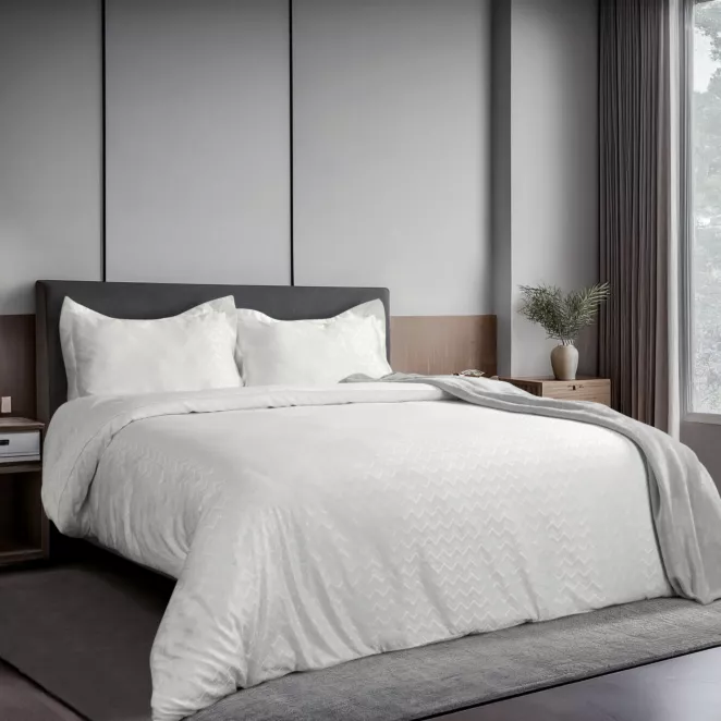 Pościel 160x200 cm z wiskozy bambusowej kolor biały zdobiona żakardowym geometrycznym wzorem BAMBO