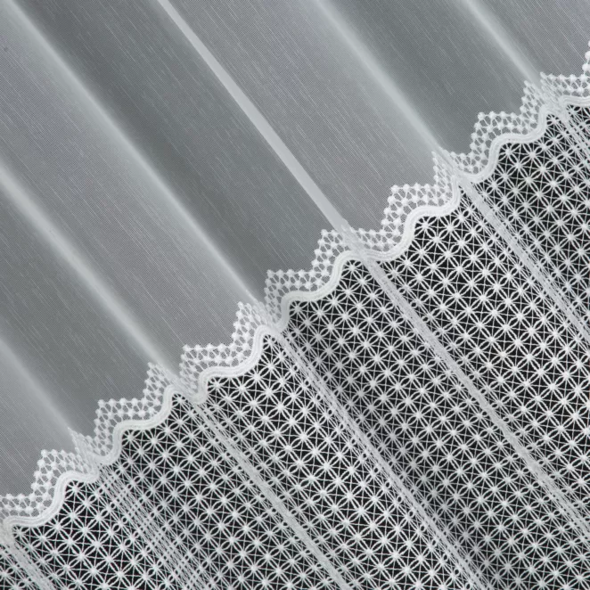 P276/5 Firana szyta na taśmie 5 cm biała z matowej tkaniny ozdobionej szeroką geometryczną aplikacją