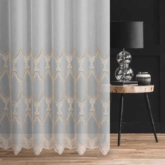 Firana szyta na taśmie 5 cm kremowo miedziana z matowej tkaniny z efektem deszczyku zdobionej dołem haftem Pierre Cardin