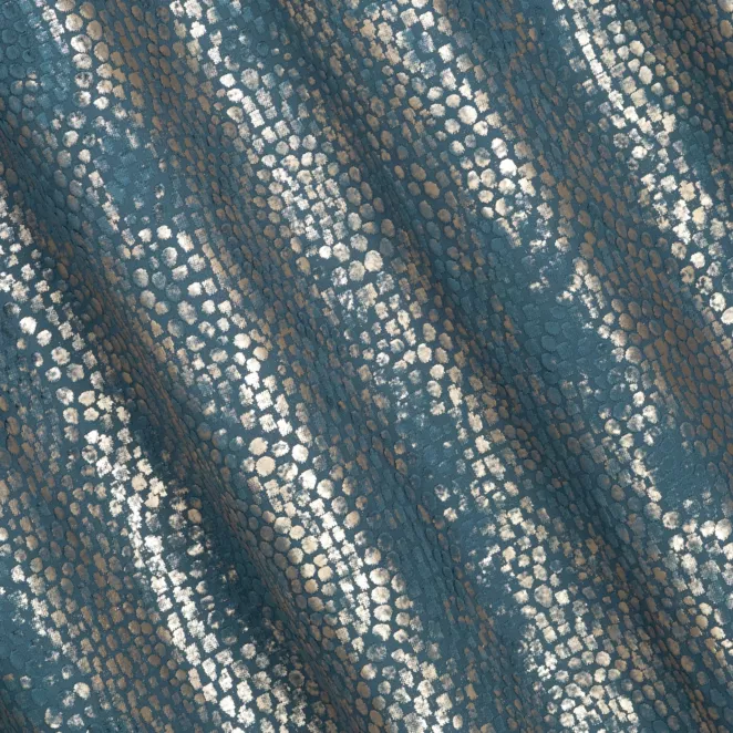 R185/8 Zasłona szyta na taśmie 5 cm ciemnoturkusowo złocista z grubej, welwetowej tkaniny z geometrycznym wzorem, zdobiona delikatnie połyskującym nadrukiem