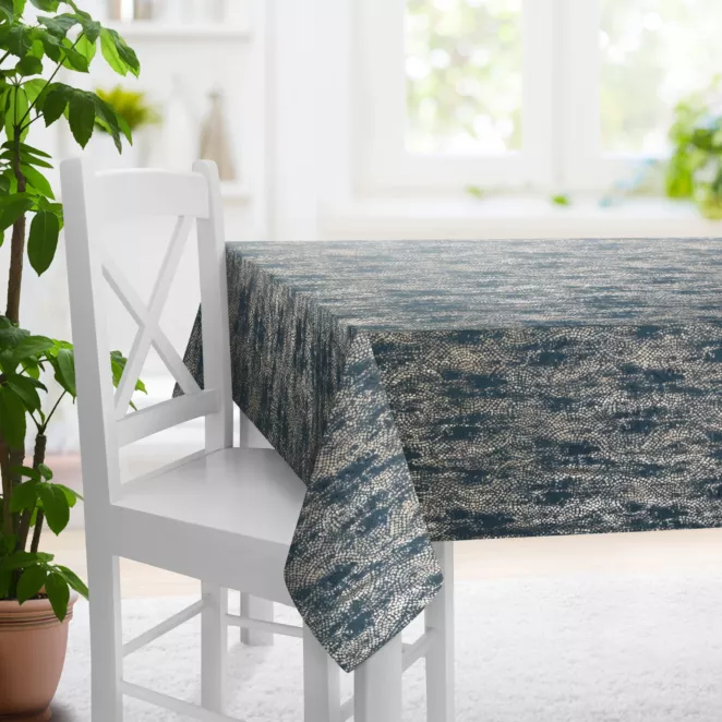 Obrus szyty ciemnoturkusowo złocisty z grubej, welwetowej tkaniny z geometrycznym wzorem, zdobiona delikatnie połyskującym nadrukiem