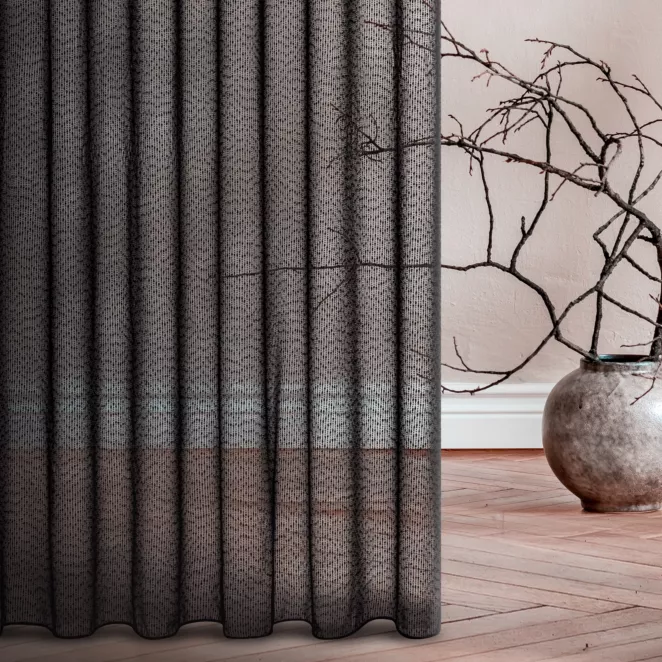 Firana szyta na taśmie 5 cm czarna z miękkiej matowej tkaniny o strukturze siatki, wykończona obciążnikiem