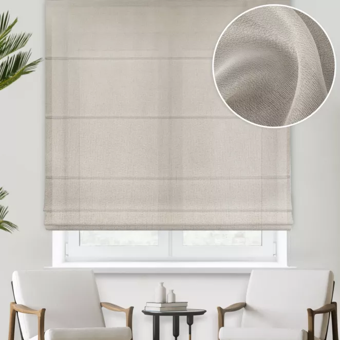 Roleta rzymska beżowa z miękkiej tkaniny o delikatnym połysku, wykończona obciążnikiem