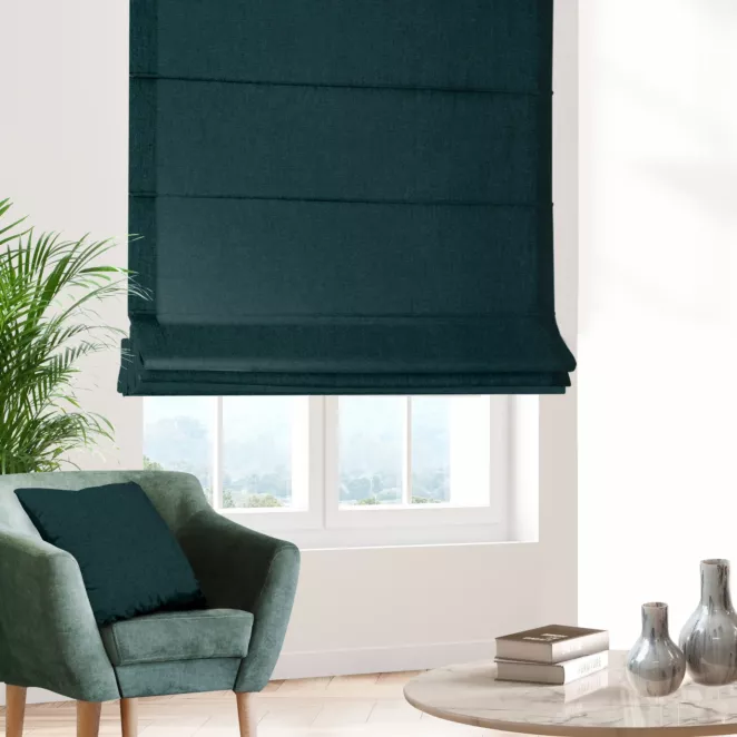 Roleta rzymska ciemnoturkusowa z miękkiej tkaniny o welurowej strukturze