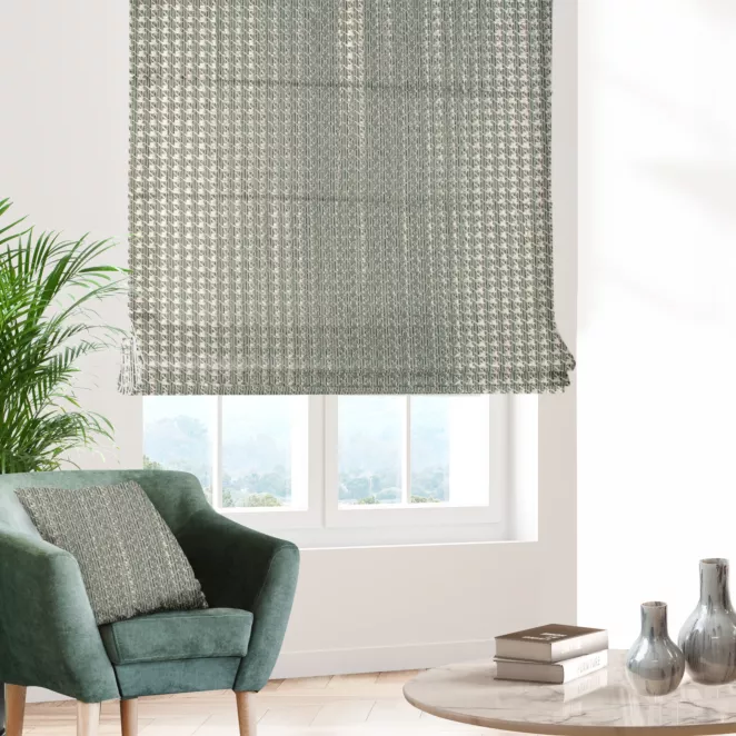 Roleta rzymska miętowo złota z eleganckiej tkaniny z efektem 3D i połyskującym wzorem w pepitkę Italissima Eva Minge