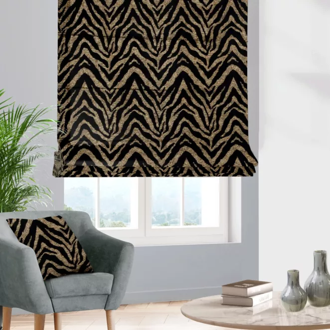 Roleta rzymska czarno złota z szenilowej tkaniny w zwierzęcy wzór przetykany błyszczącą nicią