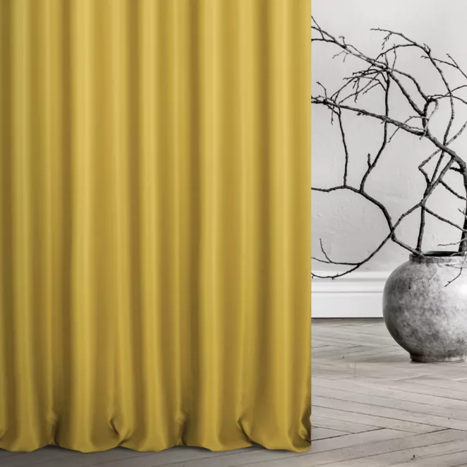 Zasłona szyta na flexach złota z tkaniny trudnopalnej, zaciemniającej, typu blackout