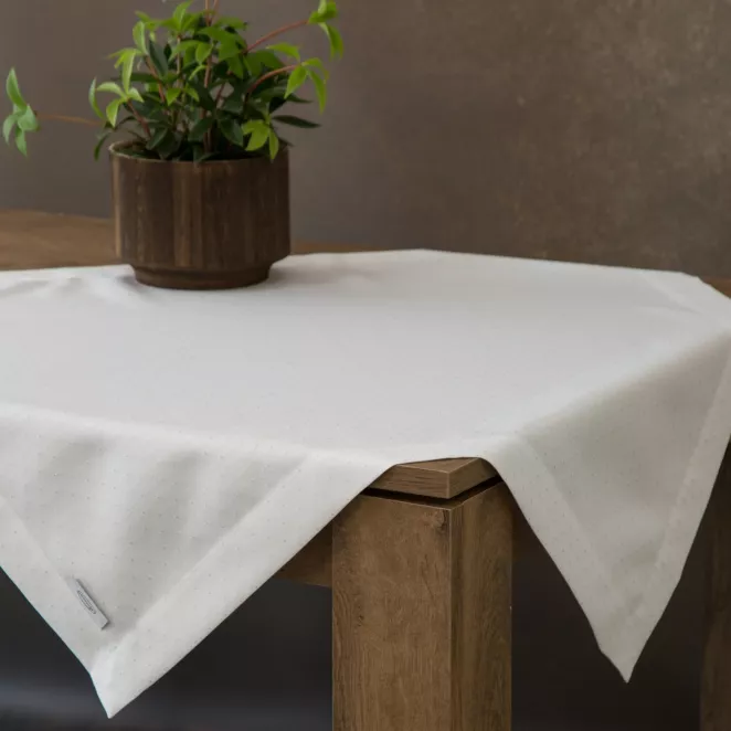 Bieżnik na stół biały 85x85 cm ELLEN zdobiony drobnymi srebrnymi kropkami i elegancką listwą