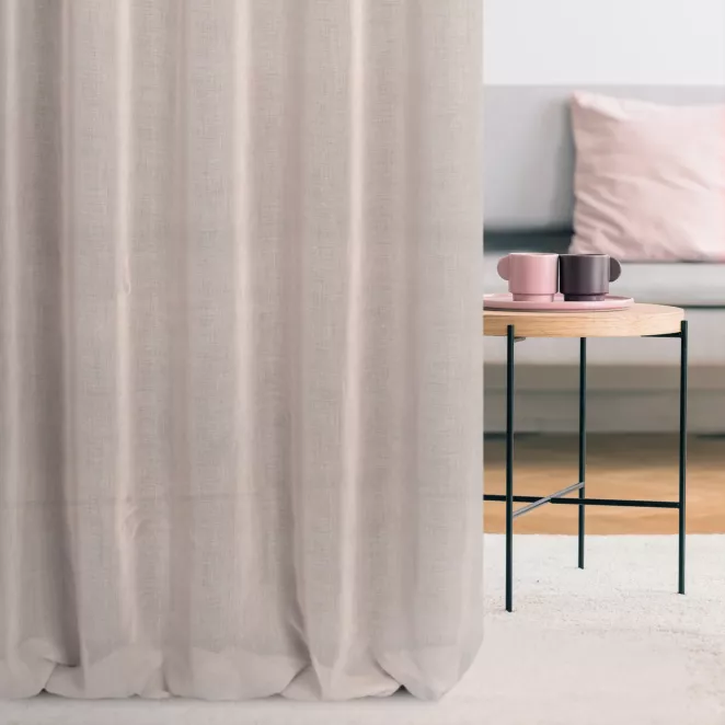 Firana szyta na taśmie 5 cm pudrowo różowa z cienkiej matowej etaminy, wykończona obciążnikiem