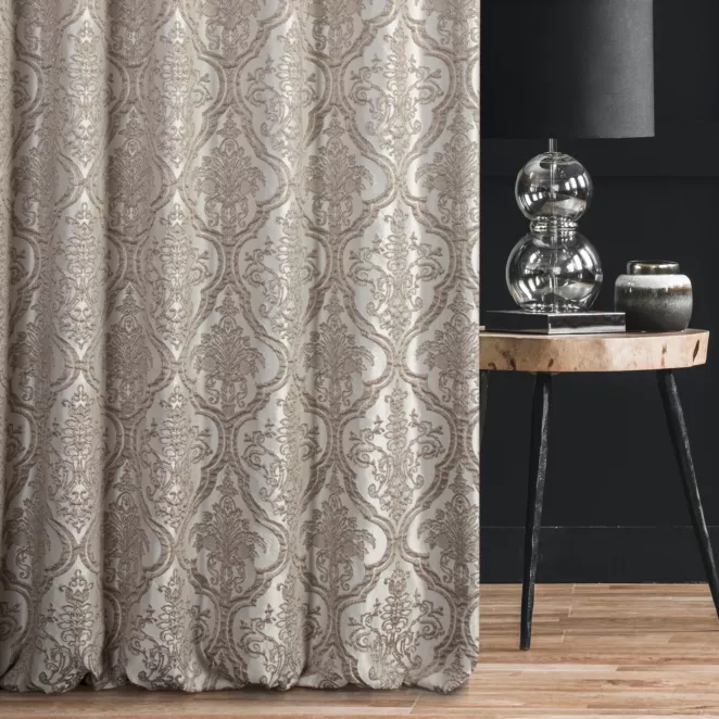 Zasłona szyta na taśmie 5 cm CASSIA beżowo srebrna z ekskluzywnej tkaniny o wypukłym wzorze ornamentowym i delikatnym połysku Italissima Eva Minge