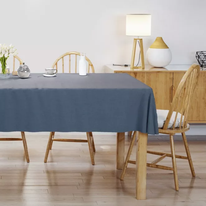 Obrus szyty niebieski z miękkiej, matowej tkaniny w drobny geometryczny wzór