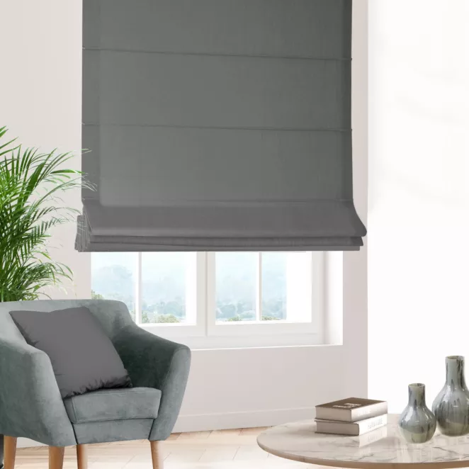 Roleta rzymska popielata z eleganckiej lśniącej tkaniny o drobnym splocie