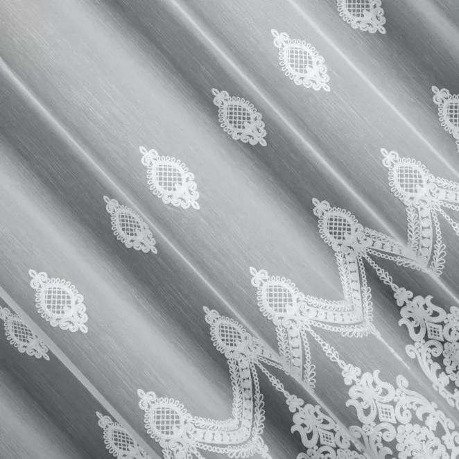 R186/5 Firana szyta na taśmie 5 cm biała z delikatnej, matowej tkaniny ozdobiona eleganckim haftem